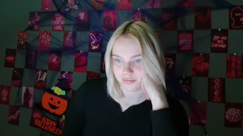 Snapshot of leyla_le chatting on 10/03/25, 06:10 Leyla online show from 10/03/25, 06:10