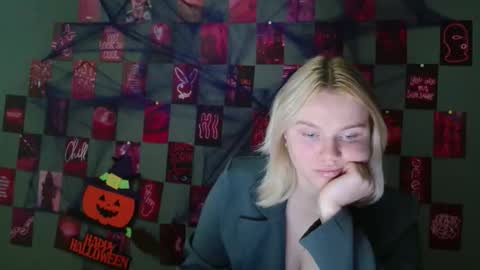 Snapshot of leyla_le chatting on 10/08/25, 06:55 Leyla online show from 10/08/25, 06:55