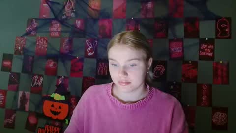 Snapshot of leyla_le chatting on 10/20/25, 06:03 Leyla online show from 10/20/25, 06:03