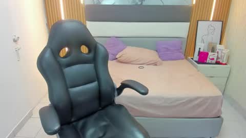 Snapshot of leynabraun chatting on 04/30/26, 01:06 online show from 04/30/26, 01:06