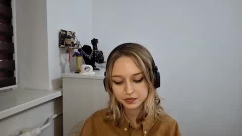 Mia online show from 11/11/25, 10:59