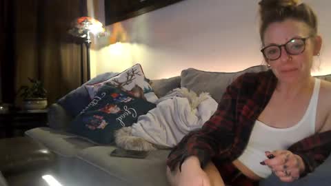 Snapshot of lezzrene chatting on 12/06/24, 04:47 Hornystonerchick online show from 12/06/24, 04:47