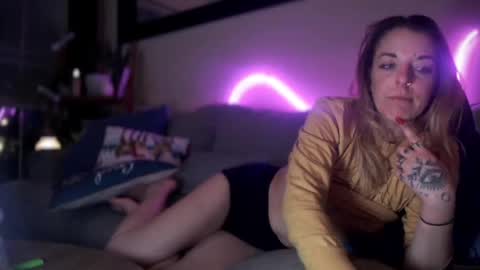 Snapshot of lezzrene chatting on 12/16/24, 04:02 Hornystonerchick online show from 12/16/24, 04:02