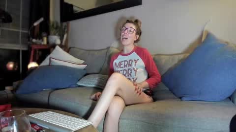 Snapshot of lezzrene chatting on 12/26/24, 03:27 Hornystonerchick online show from 12/26/24, 03:27