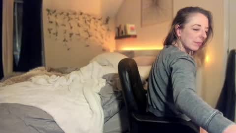 Snapshot of lezzrene chatting on 03/03/25, 07:43 Hornystonerchick online show from 03/03/25, 07:43