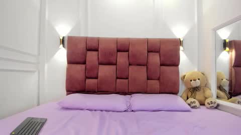 Snapshot of lia_girl2 chatting on 01/04/25, 04:33 Lia online show from 01/04/25, 04:33