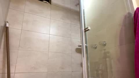 Snapshot of lia_queen610 chatting on 03/27/26, 12:05 Little Queen Lia online show from 03/27/26, 12:05