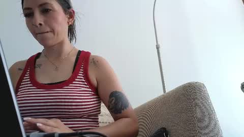 Snapshot of lia_smith87 chatting on 06/18/26, 11:58 Laura online show from 06/18/26, 11:58