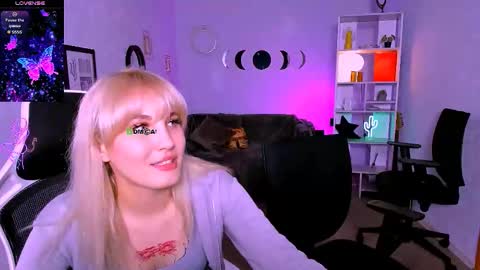 Snapshot of lia_sunset chatting on 09/23/25, 07:39 Lia online show from 09/23/25, 07:39