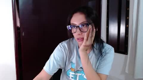 Snapshot of liaa_cute_ chatting on 02/14/25, 05:19   lia  online show from 02/14/25, 05:19
