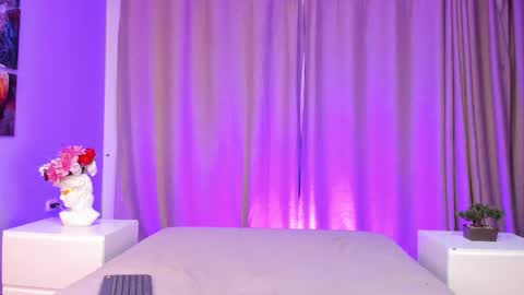 Lia online show from 10/31/25, 05:08