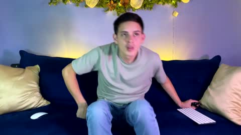 Snapshot of liam_enzho chatting on 12/29/24, 12:09 Liam online show from 12/29/24, 12:09