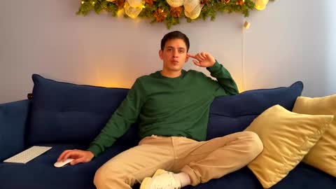 Snapshot of liam_enzho chatting on 12/29/24, 05:12 Liam online show from 12/29/24, 05:12