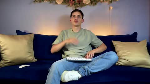 Snapshot of liam_enzho chatting on 12/31/24, 03:55 Liam online show from 12/31/24, 03:55