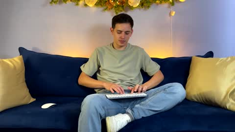 Snapshot of liam_enzho chatting on 12/31/24, 04:57 Liam online show from 12/31/24, 04:57