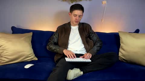 Snapshot of liam_enzho chatting on 01/04/25, 11:27 Liam online show from 01/04/25, 11:27