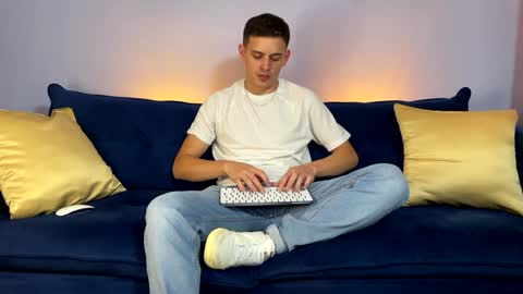 Snapshot of liam_enzho chatting on 01/19/25, 11:10 Liam online show from 01/19/25, 11:10