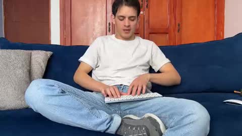 Snapshot of liam_enzho chatting on 12/05/25, 03:20 Liam online show from 12/05/25, 03:20