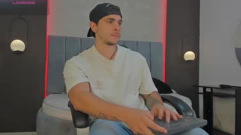 Snapshot of liam_walk chatting on 03/20/26, 10:58 Liam online show from 03/20/26, 10:58