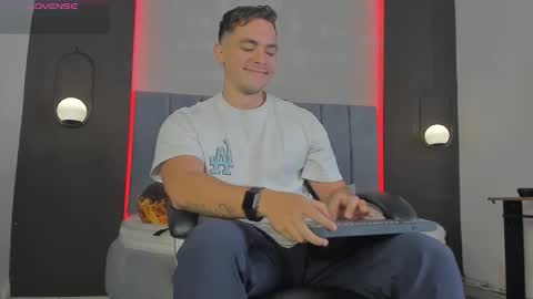 Snapshot of liam_walk chatting on 03/26/26, 01:06 Liam online show from 03/26/26, 01:06