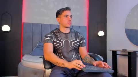 Snapshot of liam_walk chatting on 04/15/26, 12:23 Liam online show from 04/15/26, 12:23