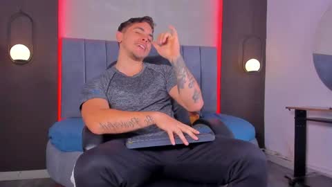 Snapshot of liam_walk chatting on 04/17/26, 10:35 Liam online show from 04/17/26, 10:35