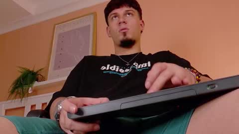 Liam Thunder online show from 10/11/25, 09:02