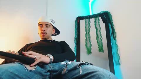 Snapshot of liamty_luxor chatting on 12/20/25, 07:59 Liam online show from 12/20/25, 07:59