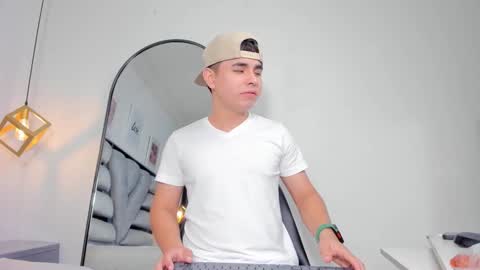 lianfox_ online show from 12/19/25, 12:56