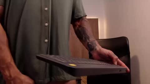 Snapshot of lianjones9 chatting on 10/22/25, 05:13 lianjones9 online show from 10/22/25, 05:13