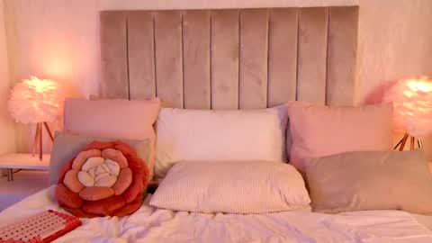 Snapshot of liarasol chatting on 05/27/26, 01:57 Liora online show from 05/27/26, 01:57