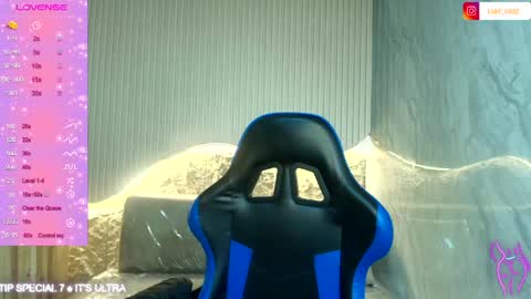 Snapshot of liat_hoz chatting on 04/11/26, 12:42 Dani online show from 04/11/26, 12:42