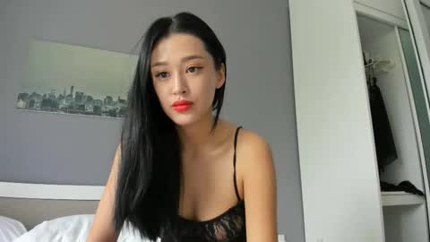 Snapshot of liavee chatting on 11/12/25, 04:02 Lia online show from 11/12/25, 04:02