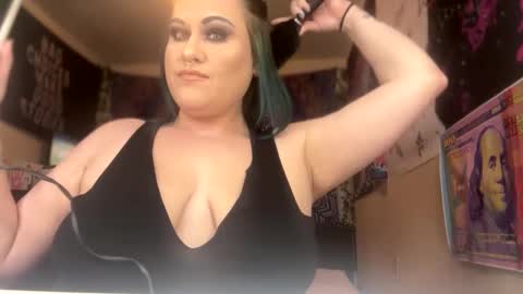 Snapshot of lickmelolliee chatting on 12/04/24, 12:14 AllieAustyn online show from 12/04/24, 12:14