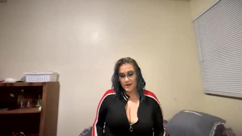 Snapshot of lickmelolliee chatting on 12/14/24, 05:40 AllieAustyn online show from 12/14/24, 05:40