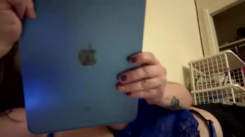 Snapshot of lickmelolliee chatting on 02/24/25, 08:38 AllieAustyn online show from 02/24/25, 08:38