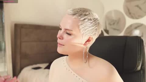 Snapshot of likaaberry chatting on 09/20/25, 12:28 likaaberry online show from 09/20/25, 12:28