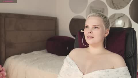 Snapshot of likaaberry chatting on 09/21/25, 04:19 likaaberry online show from 09/21/25, 04:19