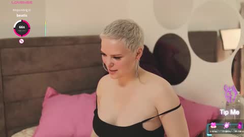 Snapshot of likaaberry chatting on 10/15/25, 05:18 likaaberry online show from 10/15/25, 05:18