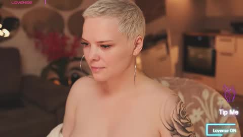 Snapshot of likaaberry chatting on 11/03/25, 04:03 likaaberry online show from 11/03/25, 04:03