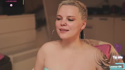 Snapshot of likaaberry chatting on 11/07/25, 05:18 likaaberry online show from 11/07/25, 05:18