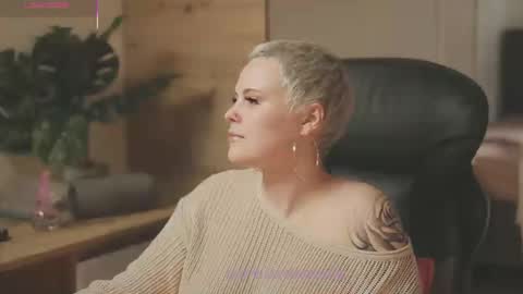 Snapshot of likaaberry chatting on 11/16/25, 02:11 likaaberry online show from 11/16/25, 02:11