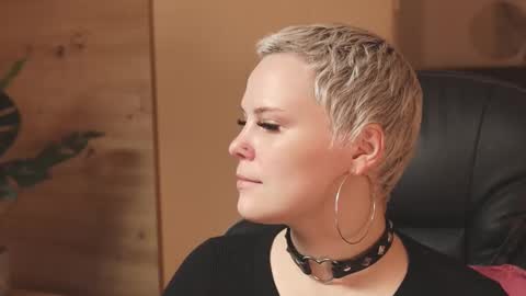 Snapshot of likaaberry chatting on 11/18/25, 12:31 likaaberry online show from 11/18/25, 12:31