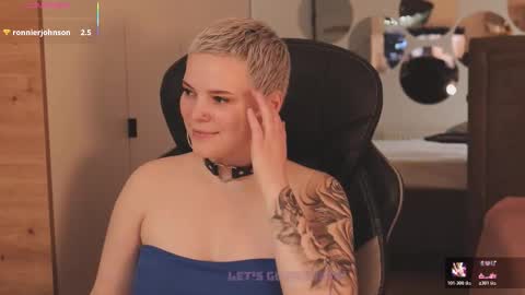 Snapshot of likaaberry chatting on 11/28/25, 01:47 likaaberry online show from 11/28/25, 01:47