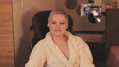 Snapshot of likaaberry chatting on 11/30/25, 12:09 likaaberry online show from 11/30/25, 12:09