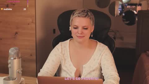 Snapshot of likaaberry chatting on 12/02/25, 08:15 likaaberry online show from 12/02/25, 08:15