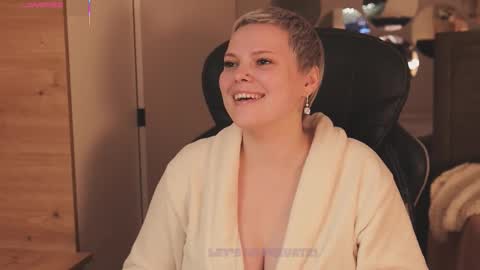 Snapshot of likaaberry chatting on 12/05/25, 01:31 likaaberry online show from 12/05/25, 01:31