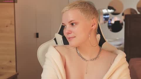 Snapshot of likaaberry chatting on 12/21/25, 12:01 likaaberry online show from 12/21/25, 12:01