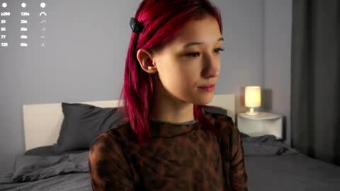 Snapshot of likalens chatting on 11/20/25, 11:43 Emi online show from 11/20/25, 11:43