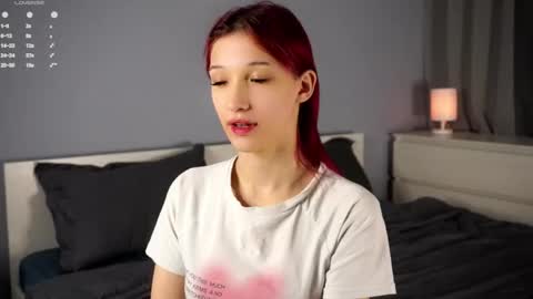 Snapshot of likalens chatting on 11/22/25, 12:48 Emi online show from 11/22/25, 12:48